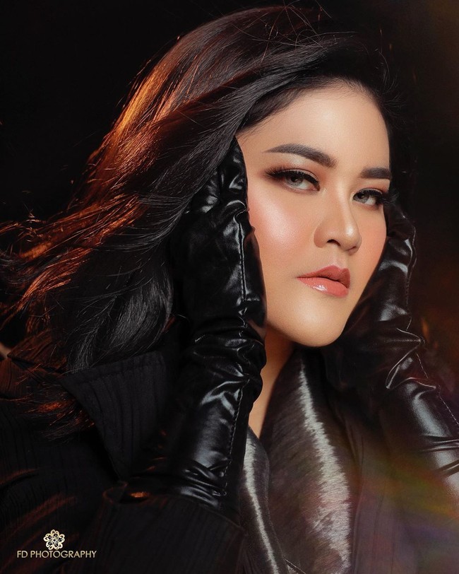 Adalah Fandy Susanto, fotografer sekaligus pendiri FD Photography yang memotret Kahiyang. Fandy menceritakan, pemotretan tersebut bermula dari makeup artist Bennu Sorumba yang ingin membuat profil foto kecantikan bersama putri Presiden RI Joko Widodo itu.  Foto: Dok. FD Photography