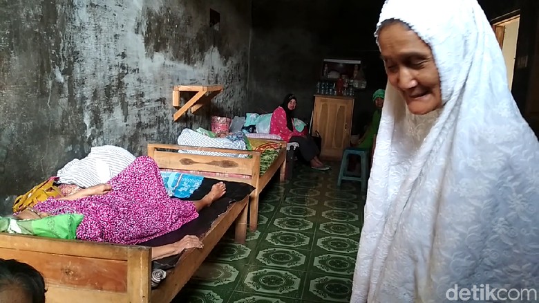 Kisah Handaya, Lansia yang Mengabdikan Diri Merawat Lansia Kisah Handaya, Lansia yang Mengabdikan Diri Merawat Lansia