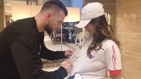 Berawal dari aksinya meminta tanda tangan di jerseynya kepada pesepakbola Marko Simic. Jessie yang merupakan Jak Angel, menarik perhatian dan jadi viral di internet. Foto: Instagram @jess_amalia20