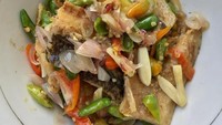 Potongan ikan asin gabus ini diberi racikan bawang, cabai rawit, dan cabai hijau. Semangkuk ikan asin ini pasti jadi lauk favorit keluarga. Foto: Instagram juragan_iwakasin