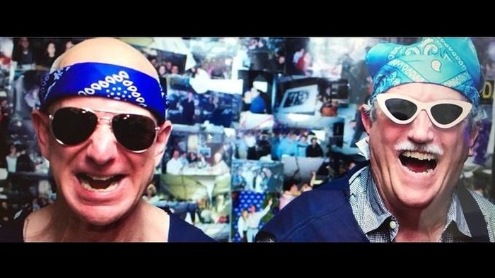 Jeff Bezos (kiri) dan ayahnya, Mike Bezos. Foto: Twitter/JeffBezos Jeff Bezos (kiri) dan ayahnya, Mike Bezos. Foto: Twitter/JeffBezos
