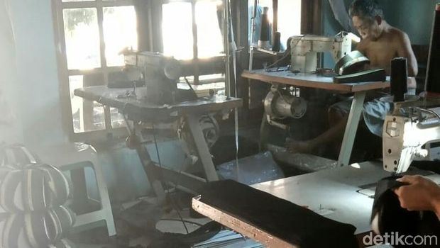Pengrajin peci di Kebumen.