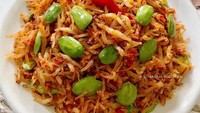 Kalau punya teri Medan, Anda bisa meracik ikan teri sambal pete ini. Bumbunya mudah seperti bawang, cabe, tomat, dan daun jeruk agar lebih harum. Foto: Instagram linagui.kitchen