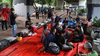 Beginilah suasana pengajian di kolong jembatan layang di kawasan Tebet Jakarta Selatan.
