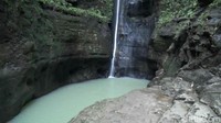 Memiliki ketinggian sekitar 40 meter, objek wisata alam ini menawarkan air terjun yang cantik dengan suasana sejuk dan asri di kawasan Pegunungan Kemiri (Rinto/detikcom)
