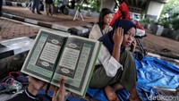 Komunitas Tasawuf Underground menggelar pengajian di kolong flyover itu setiap Jumat dan Sabtu mulai pukul 14.00 hingga 17.00.