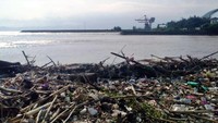 Ruslan menduga sampah yang berserakan itu akibat Breakwater (pemecah ombak) milik PLTU yang hanya dibuat satu. Seandainya ada dua tumpukan breakwater sampah tidak mungkin berserakan mengotori pantai. Foto: Istimewa.