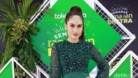 Cinta tampil cantik menawan dengan jumpsuit hijau semi-transparan. Pool/Palevi S/detikFoto.