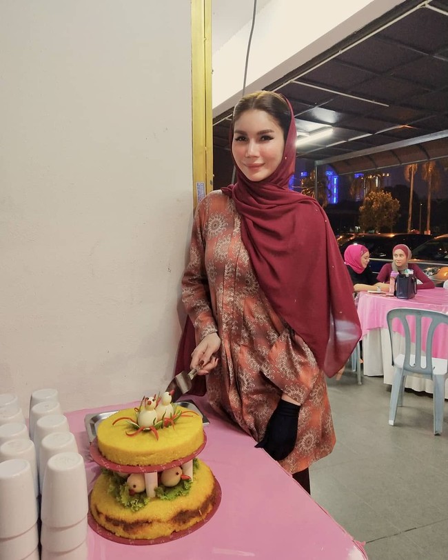 Berdasarkan dokumen Albayt Travel (M) Sdn Bhd, ia mendaftar umrah sebagai pria. Namun ketika tiba di Tanah Suci, Nur Sajat mengklaim dirinya sebagai seorang khunsa atau hermafrodit (berkelamin dua jenis) kepada Mutawiff. Foto: Instagram @nursajadiah