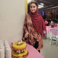 Berdasarkan dokumen Albayt Travel (M) Sdn Bhd, ia mendaftar umrah sebagai pria. Namun ketika tiba di Tanah Suci, Nur Sajat mengklaim dirinya sebagai seorang khunsa atau hermafrodit (berkelamin dua jenis) kepada Mutawiff. Foto: Instagram @nursajadiah