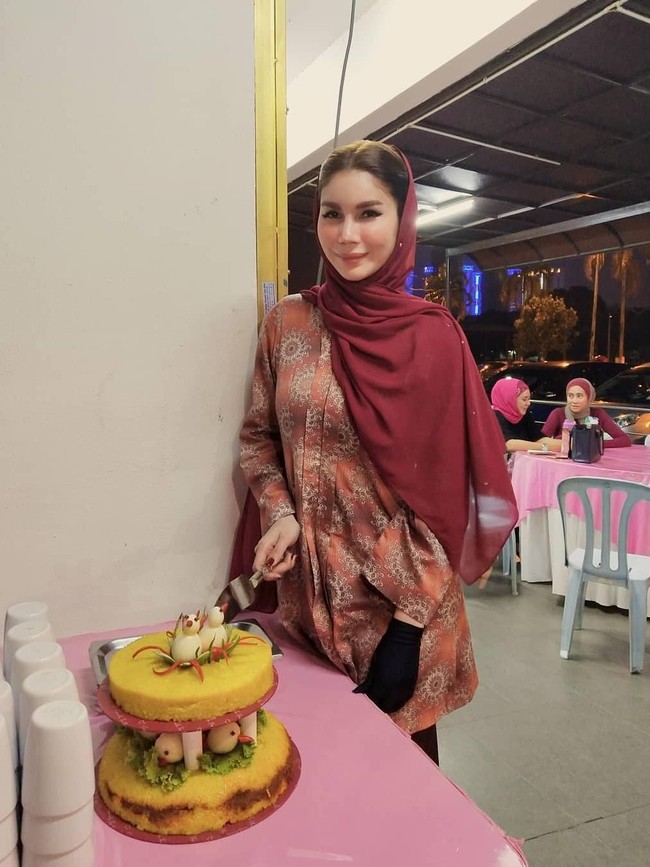 Ia juga mengatakan, Konsulat Malaysia di Jeddah telah mencoba meminta konfirmasi soal klaim tersebut. Menurutnya, pihak Albayt Travel tidak pernah mengetahui adanya dokumen yang mengklaim Nur sebagai seorang hermafrodit. (Foto: Instagram @nursajadiah)