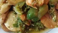 Dari tanah Minang, ada ikan asin sambal lado hijau yang bikin ngiler. Ikan asin berdaging tebal seperti jambal bisa jadi pilihan. Jangan lupa tambahan jengkol dalam sambal dengan tomat hijau ini. Foto: Instagram kuliner_lado_padeh
