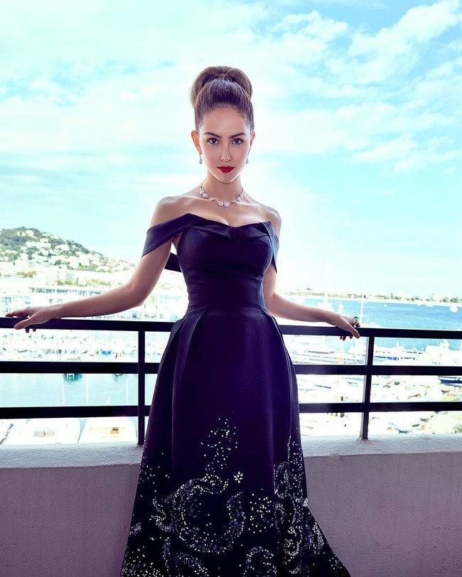 Hannah Quinlivan tampil di red carpet Cannes, Prancis, mengenakan gaun hitam off the shoulder. Ia melengkapi penampilannya dengan kalung dan anting berbentuk teardrop. Saat berpose di hadapan fotografer, netizen bermata jeli mendapati Jay Chou ada di antara kerumunan orang, memakai hoodie dan kacamata hitam. Ia disebut sedang mengawasi istrinya. Foto: Instagram/@hannah_quinlivan