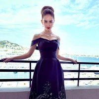 Hannah Quinlivan tampil di red carpet Cannes, Prancis, mengenakan gaun hitam off the shoulder. Ia melengkapi penampilannya dengan kalung dan anting berbentuk teardrop. Saat berpose di hadapan fotografer, netizen bermata jeli mendapati Jay Chou ada di antara kerumunan orang, memakai hoodie dan kacamata hitam. Ia disebut sedang mengawasi istrinya. Foto: Instagram/@hannah_quinlivan
