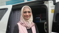 Donita kini sudah mantap berhijab. Namun istri dari Adi Nugroho itu masih canggung berhijab. Foto: Desi Puspasari