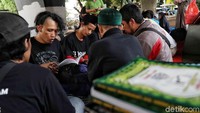 Para relawan dari komunitas Tasawuf Underground membimbing anak-anak jalanan melafalkan huruf-huruf hijaiyah meski masih terbata-bata.