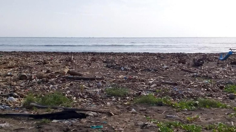 Duh Miris Sampah Menumpuk Kotori Pantai Loji Di Jawa Barat