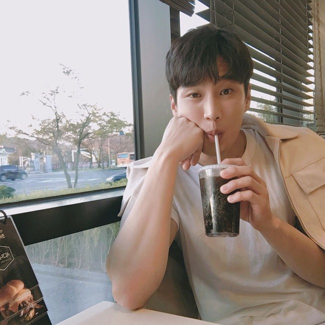 Ahn Bo Hyun yang berperan sebagai Jang Geun Won bersinar dengan cepat lewat serial yang tayang pada Januari - Maret 2020 tersebut. Dia memang pernah membintangi sejumlah serial drama tapi bisa dibilang Itaewon Class adalah titik balik karier yang membuat dia dikenal lebih banyak orang. Foto: Instagram @bohyunahn