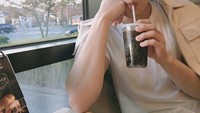Mengawali karir sebagai model, mantan petinju ini gemar minum minuman bersoda. Lihat saja betapa nikmatnya ia meminum segelas minuman berkarbonasi ini. Foto: Instagram @bohyunahn
