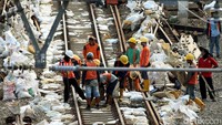 Selain itu, petugas juga melakukan pengukuran lebar antar rel.