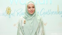 Dewi Sandra tak sanggup mengungkapkan dosa-dosa masa lalunya. Ia bahkan menyebut hal itu sangat kelam dan hitam sehitam-hitamnya. Foto: Noel/detikFoto