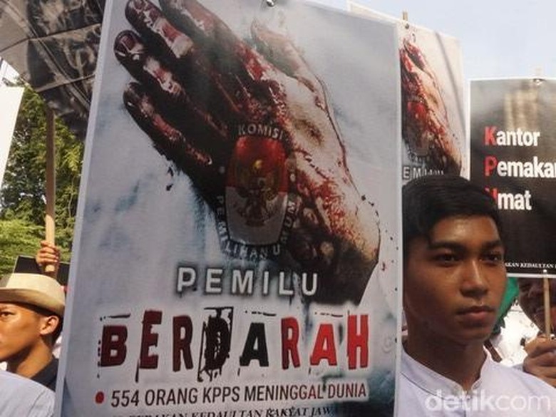 Aksi Kedaulatan Rakyat, Akses Jalan Menuju Bawaslu Jatim Ditutup Aksi Kedaulatan Rakyat, Akses Jalan Menuju Bawaslu Jatim Ditutup
