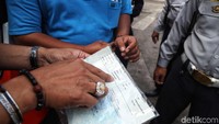 Surat-surat dan kelengkapan bus juga diperiksa.