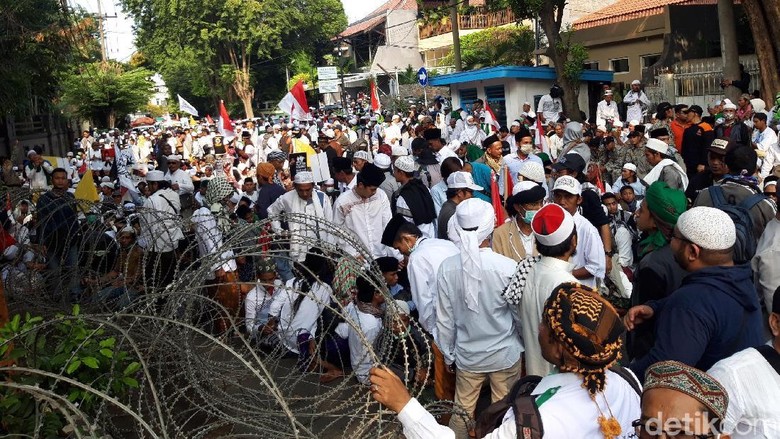 Massa Forum Umat Islam Tolak Presiden Hasil Kecurangan Massa Forum Umat Islam Tolak Presiden Hasil Kecurangan