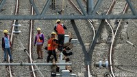 Perawatan yang dilakukan berupa pemadatan ballast atau batu kricak yang ada di sekitar rel kereta api.