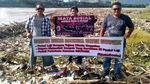 Duh Miris, Sampah Menumpuk Kotori Pantai Loji di Jawa Barat