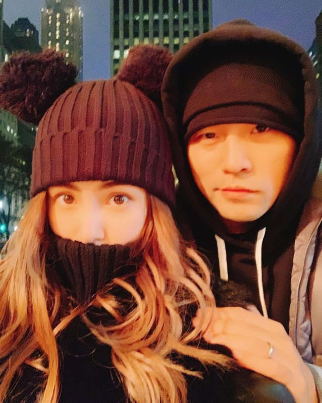 Perbedaan usia yang cukup jauh tak menghalangi dua sejoli ini memadu kasih hingga pelaminan. Saat menikah, Jay Chou berusia 36 tahun sementara Hannah 22 tahun. Foto: Instagram/@hannah_quinlivan