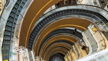 Eskalator spiral terbesar di dunia, di China. Tangga berjalan spiral ini sangat sulit dibuat, namun desainnya snagat aman. Foto: via Brainberries