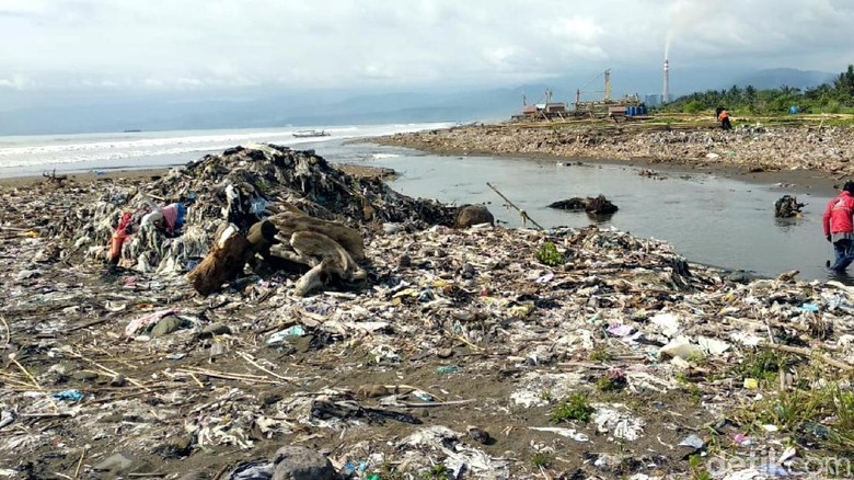 Penampakan Sampah Menumpuk di Pantai Loji Geopark Ciletuh Penampakan Sampah Menumpuk di Pantai Loji Geopark Ciletuh