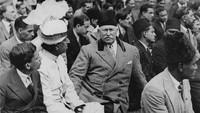 Foto ini diambil sekitar tahun 1930 saat Rowland Allanson-Winn, 5th Baron Headley, seorang bangsawan Irlandia dan tokoh muallaf terkemuka Islam mendengarkan khotbah saat melaksanakan salat Ied di Masjid Shah Jahan, Woking, Inggris. Sosok yang juga dikenal dengan nama Shaikh Rahmatullah al-Farooq ini merupakan salah satu pimpinan British Muslim Society di masa silam. Keystone/Hulton Archive/Getty Images.