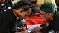 Anak-anak punk itu belajar agama seperti membaca Iqra maupun kajian-kajian religi lainnya.
