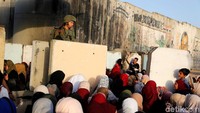 Sejumlah tentara Israel nampak bersiaga di tengah warga Palestina yang sedang melaksanakan salat Jumat di area sekitar Masjid Al-Aqsa, Jumat (17/5/2019). Raneen Sawafta/Reuters.