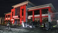 Kerusuhan itu bermula saat jam buka pintu sel. Diduga ada warga binaan berinisial FK alias AJO yang membawa sabu. FK kemudian dibawa ke ruang staf, semua warga binaan langsung berkumpul, mendobrak, dan membawa FK kembali ke blok. ANTARA FOTO/Irsan Mulyadi.