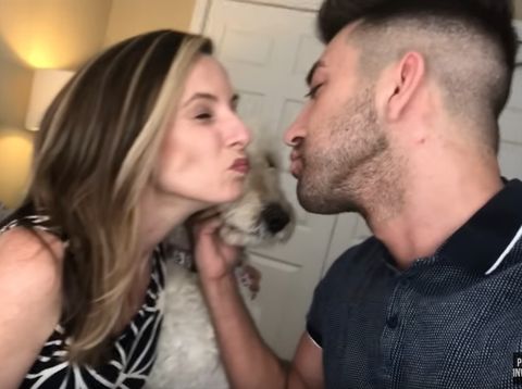 Youtuber yang Jadi Sensasi karena Cium Adik Perempuannya, Kini Cium Ibunya