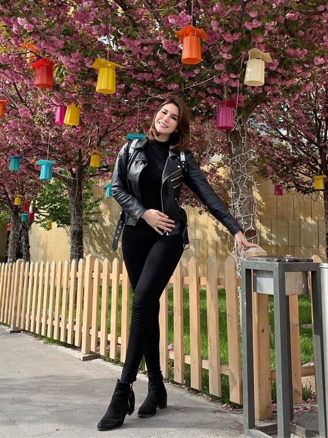 Kami sudah meminta Nur Sajat untuk mengeluarkan pernyataan maaf dan menghapus semua foto dan video di semua media sosialnya, kata juru bicara tersebut. Pihaknya juga meminta Nur Sajat berlaku sebagaimana seorang pria selama beribadah umrah. (Foto: Instagram @nursajadiah)