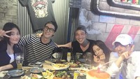 Lasagna hingga beef platter jadi pilihan Bo Hyun saat makan malam bersama rekan adu aktingnya di serial drama After the Show Ends. Ada Yura, Yoon So Hee hingga Lee Min Hyuk di sana. Foto: Instagram @bohyunahn