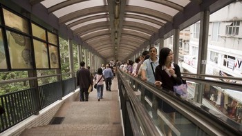 Eskalator terpanjang di dunia, di Hong Kong. Kalau tadi eskalator terpendek di dunia, yang ini kebalikannya. Terletak di salah satu pemukiman kelas menengah di Hong Kong, keberadaannya membantu warga menuju suatu tempat. Saking panjangnya, perjalanan dari satu sisi ke sisi lain memakan waktu 20 menit! Foto: via Brainberries