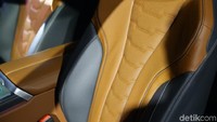 Multifunctional seats pada varian ini dilapisi dengan lapisan kulit khusus dari BMW individual, extended Merino dengan bi-colour design.