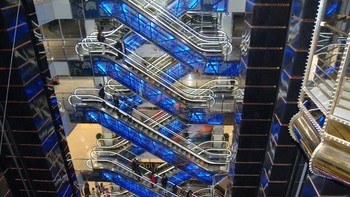 Eskalator eye-candy di Moskow, Rusia. Desain lintasannya direkayasa untuk menghemat ruang dan kebetulan merupakan cara terbaik untuk menghubungkan sektor-sektor yang bergerak dalam satu arah. Foto: via Brainberries