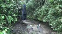 Air terjunnya pun masih alami nan sejuk di sini (Rinto/detikcom)