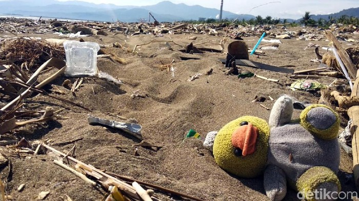 Sampah Menumpuk di Pantai Loji Geopark