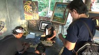 Tidak hanya menikmati air terjun, pengunjung bisa belajar membatik, membuat wayang, olah raga panahan dan berfoto selfie sepuasnya di spot-spot cantik yang ada sembari menunggu waktu berbuka puasa tiba (Rinto/detikcom)