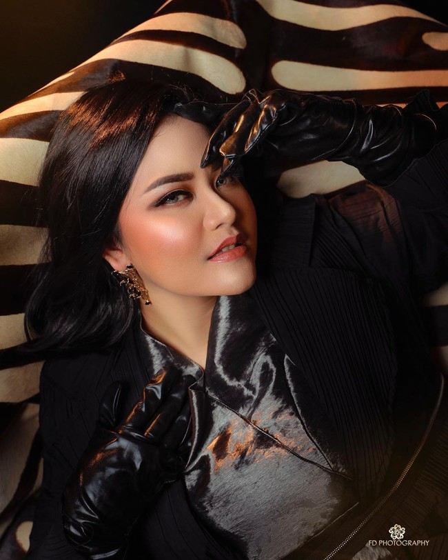 Pemotretan tersebut dibagi menjadi tiga tema. Tema pertama adalah Hollywood Look. Kahiyang tampil glamour dengan busana serba hitam dan rambut pendek mengenakan wig.  Foto: Dok. FD Photography