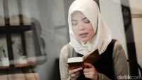 Usai menelepon ayahnya, DJ itupun menyempatkan untuk mengaji Al-Quran.