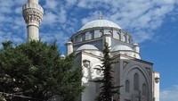 Tampilan luar masjid memberikan kesan khidmat dan nyaman di tengah kawasan pemukiman di Yoyogi Uehara. Hal yang menarik perhatian adalah desain cantik yang ada di pintu masjid yang mengandung kaligrafi khas agama Islam, tentunya indah dan geometris. (Dok. Wikipedia/Wiiii)
