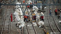 Perawatan rel kereta api tersebut dilakukan sebagai bentuk persiapan PT KAI menyambut masa angkutan lebaran tahun 2019.